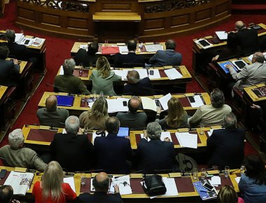 Την προστασία συνταξιούχων από τις κατασχέσεις ζητούν 60 βουλευτές του ΣΥΡΙΖΑ